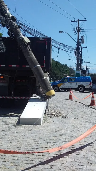 Caminhão derruba poste e causa falta de luz no Rio do Ouro