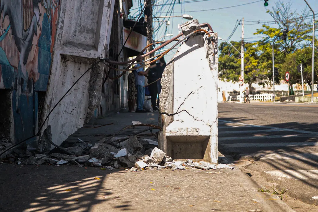 Poste atrapalha pedestres durante passagem na calçada