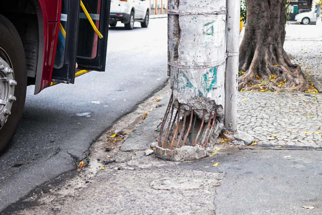 Moradores relatam poste em situação crítica na Zona Sul de Niterói