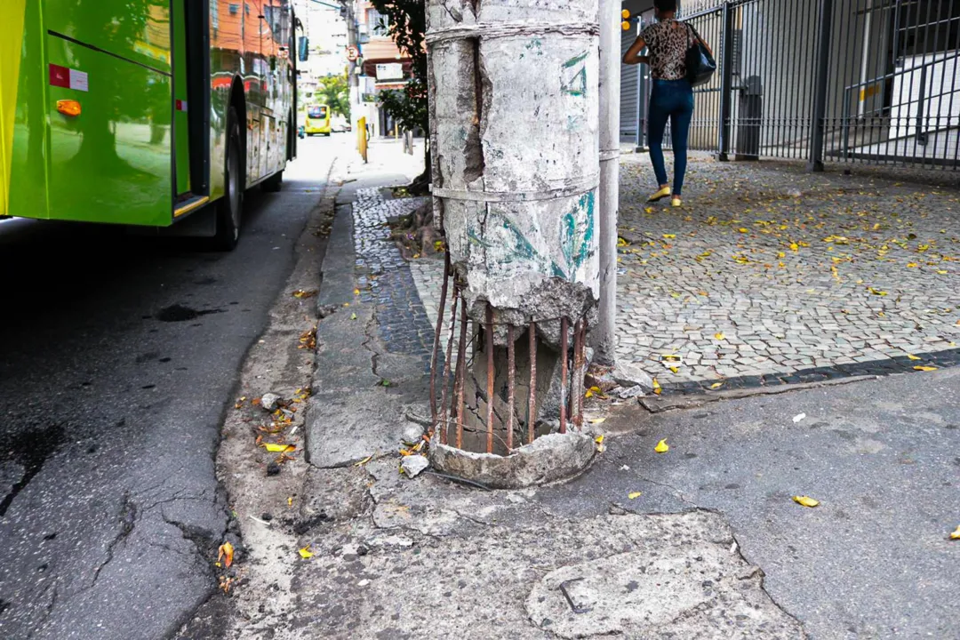 Moradores relatam poste em situação crítica na Zona Sul de Niterói