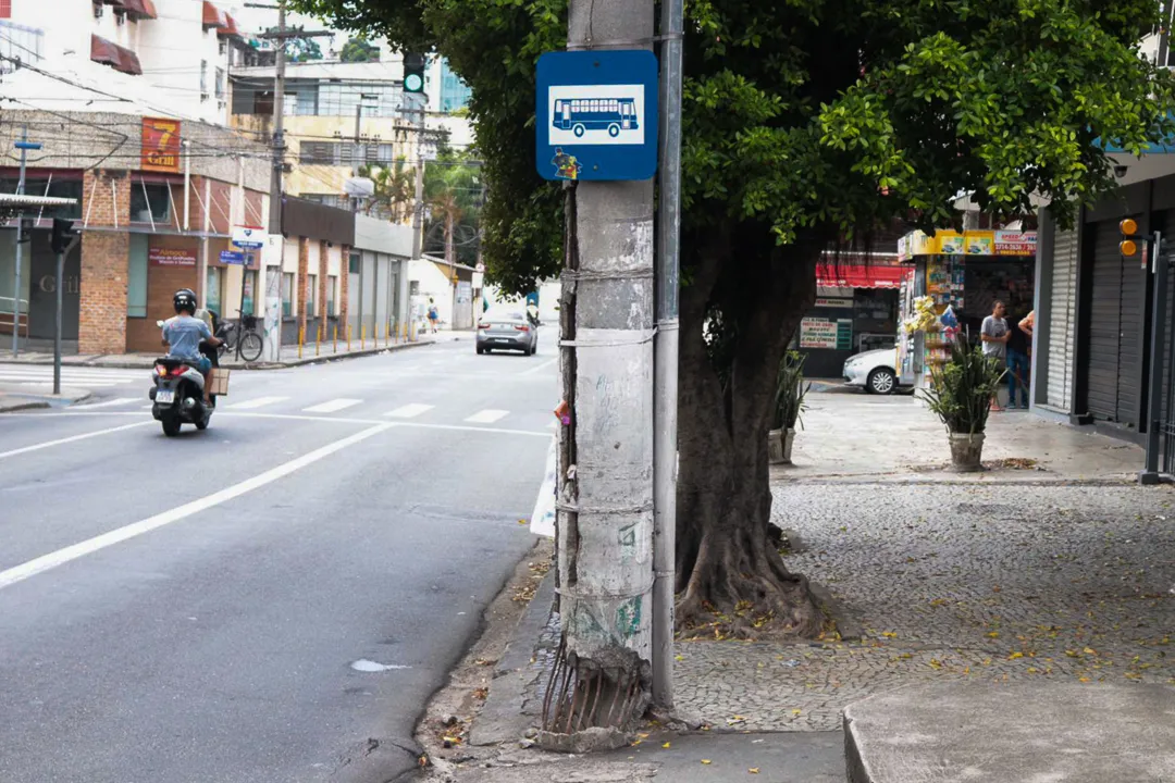 Moradores relatam poste em situação crítica na Zona Sul de Niterói