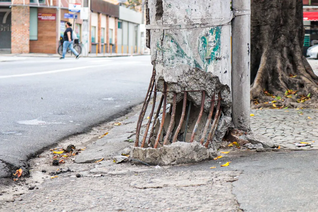 Moradores relatam poste em situação crítica na Zona Sul de Niterói