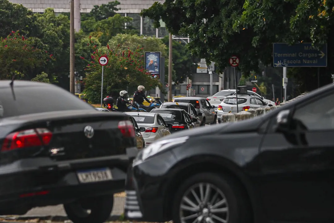 Motoristas de aplicativo e motoboys cruzam os braços no Rio