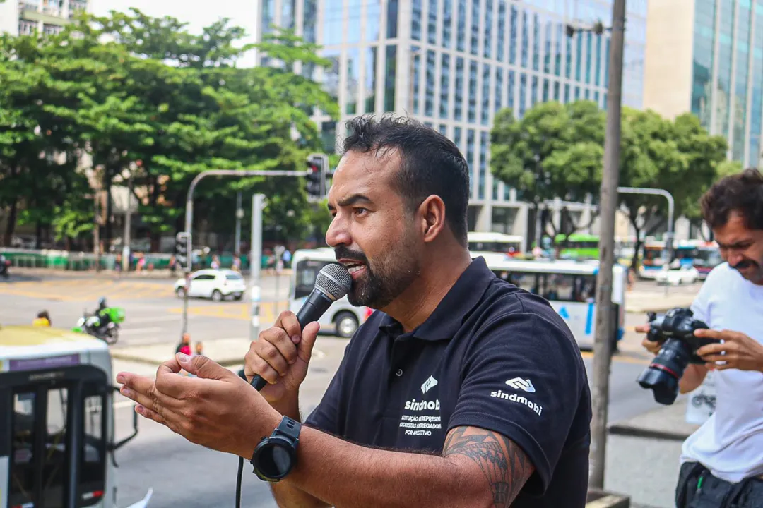 Motoristas de aplicativo e motoboys cruzam os braços no Rio