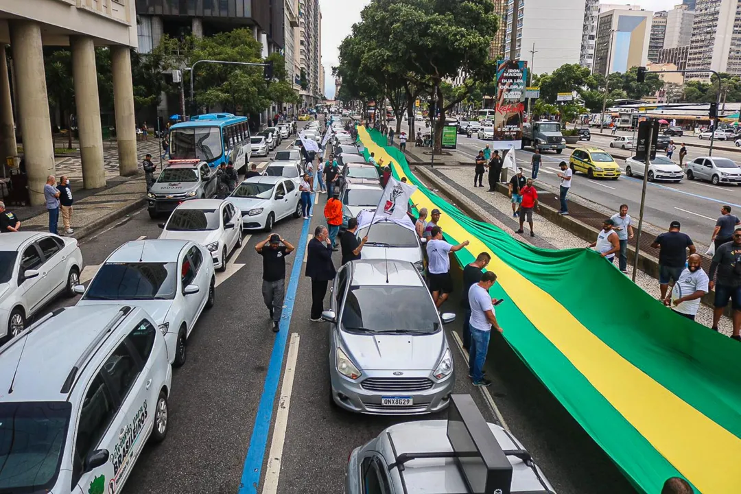 Motoristas de aplicativo e motoboys cruzam os braços no Rio