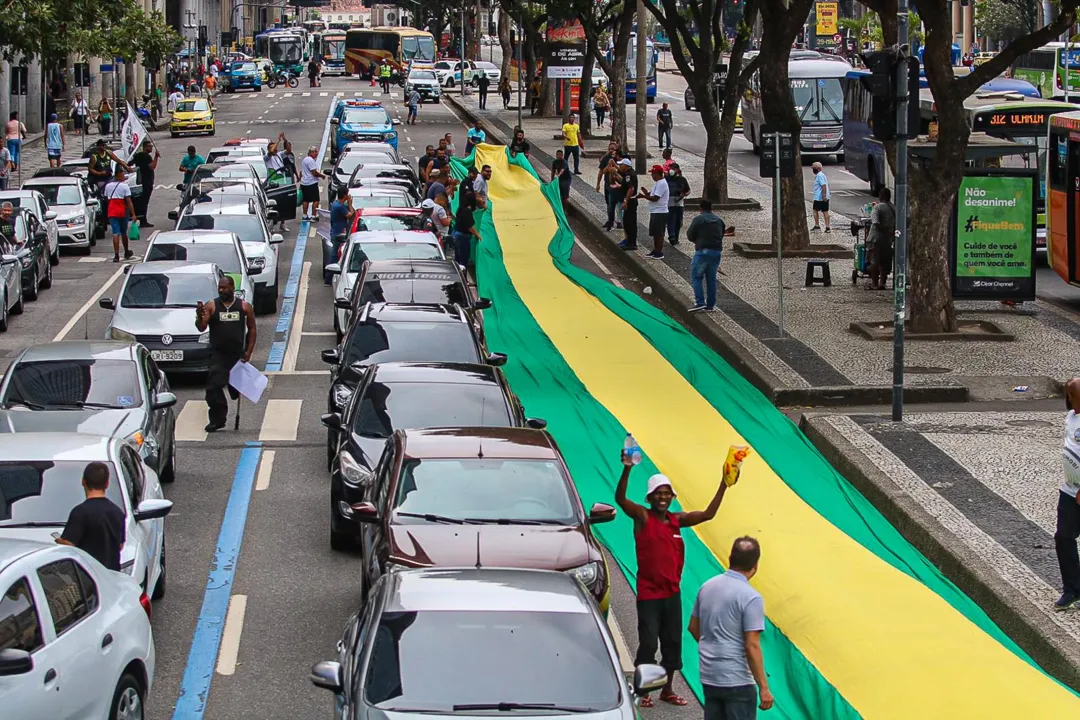 Motoristas de aplicativo e motoboys cruzam os braços no Rio