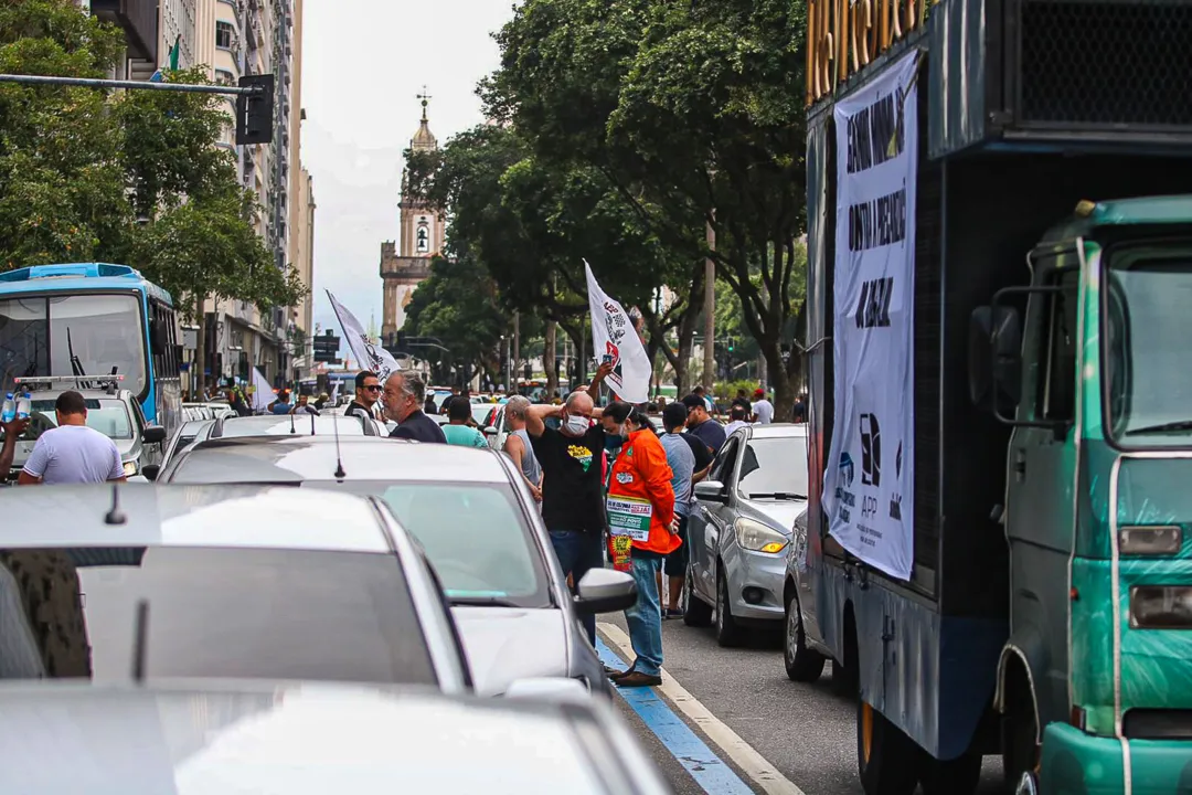 Motoristas de aplicativo e motoboys cruzam os braços no Rio