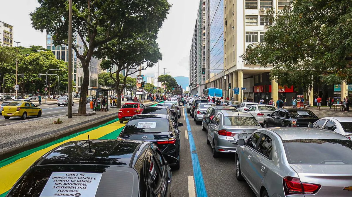 Motoristas de aplicativo e motoboys cruzam os braços no Rio