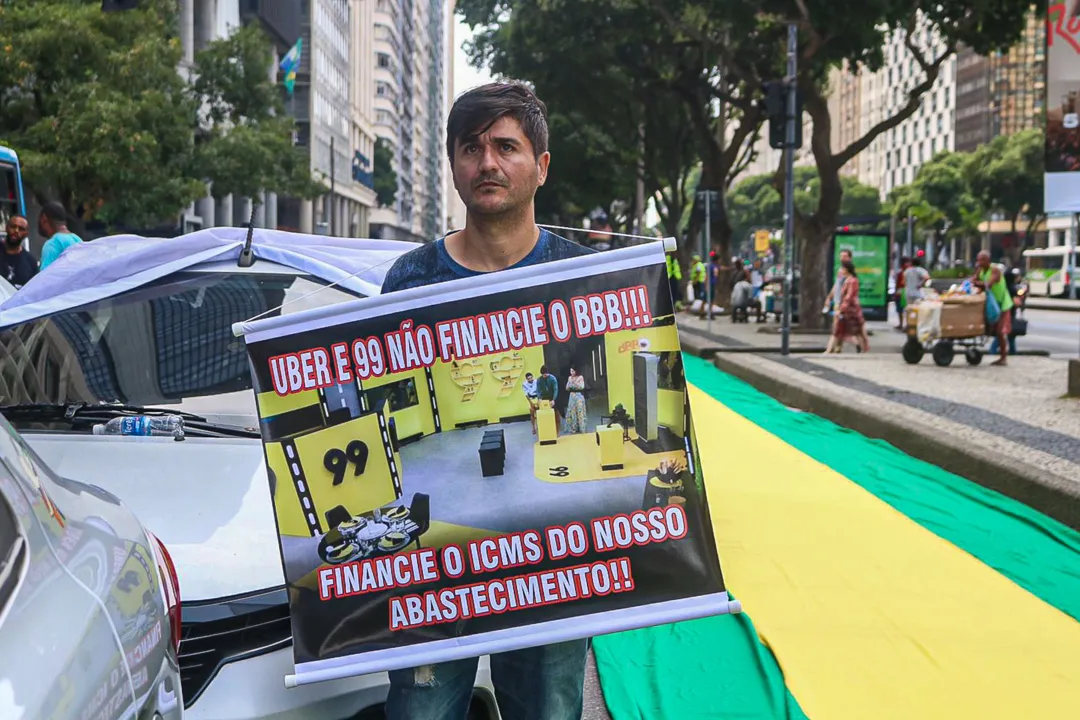 Motoristas de aplicativo e motoboys cruzam os braços no Rio