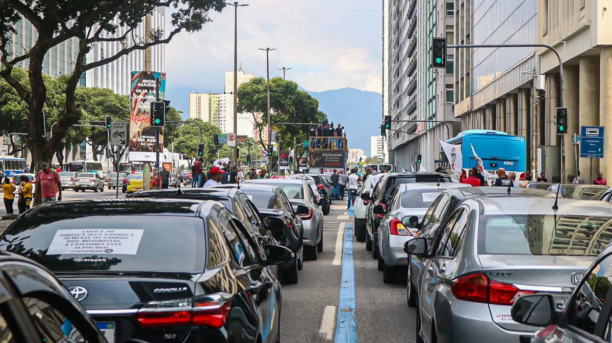 Motoristas de aplicativo e motoboys cruzam os braços no Rio