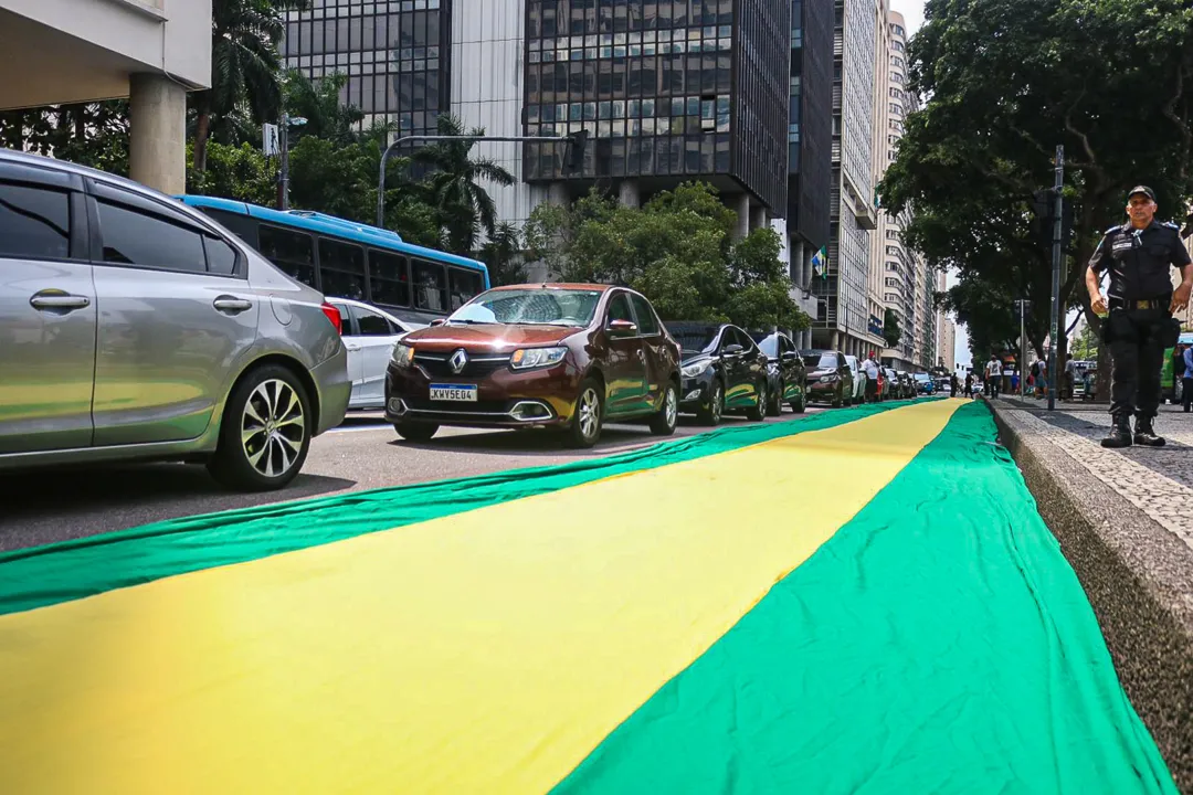 Motoristas de aplicativo e motoboys cruzam os braços no Rio