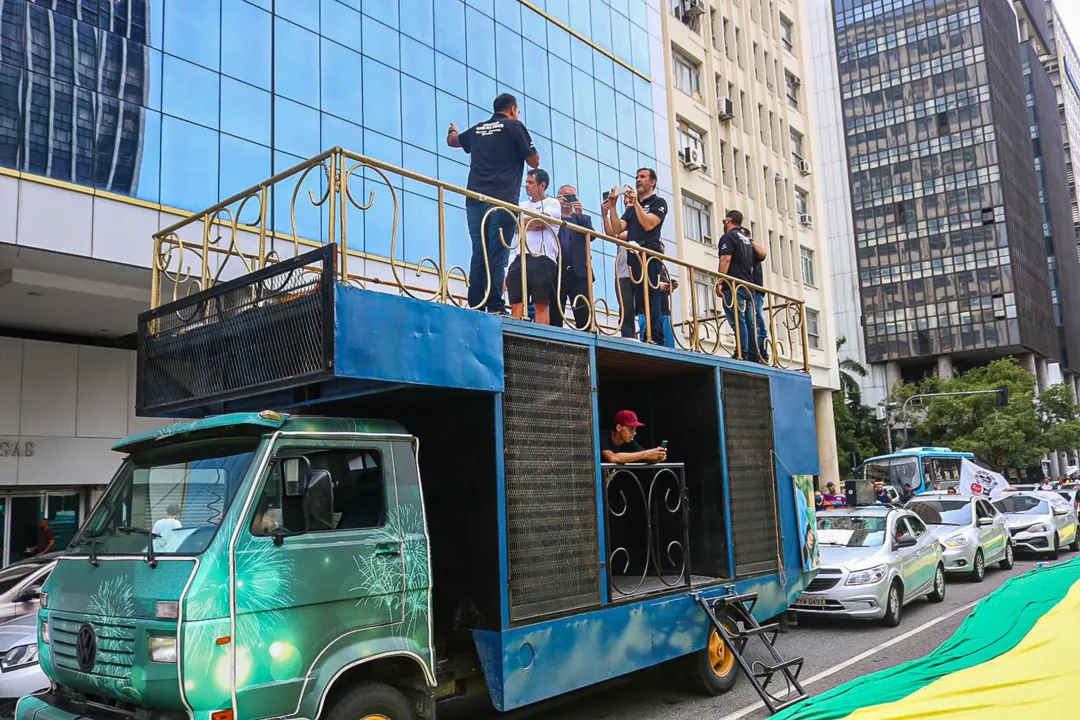 Motoristas de aplicativo e motoboys cruzam os braços no Rio