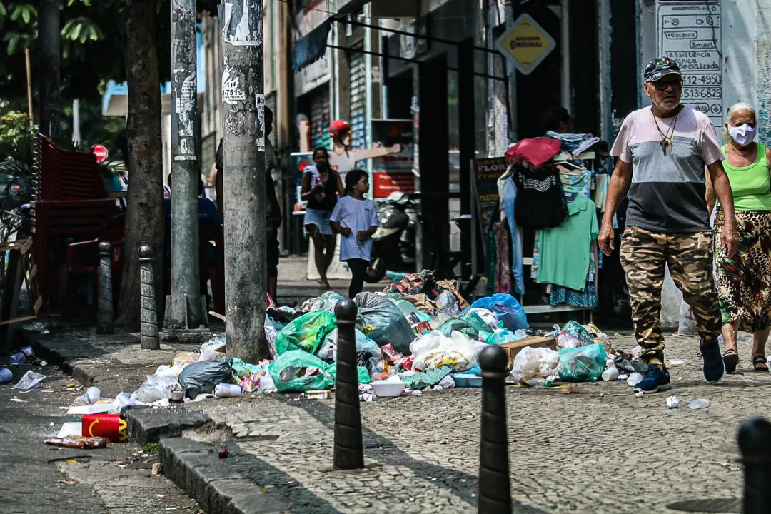 Rio tem acúmulo de lixo no segundo dia de paralisação dos garis