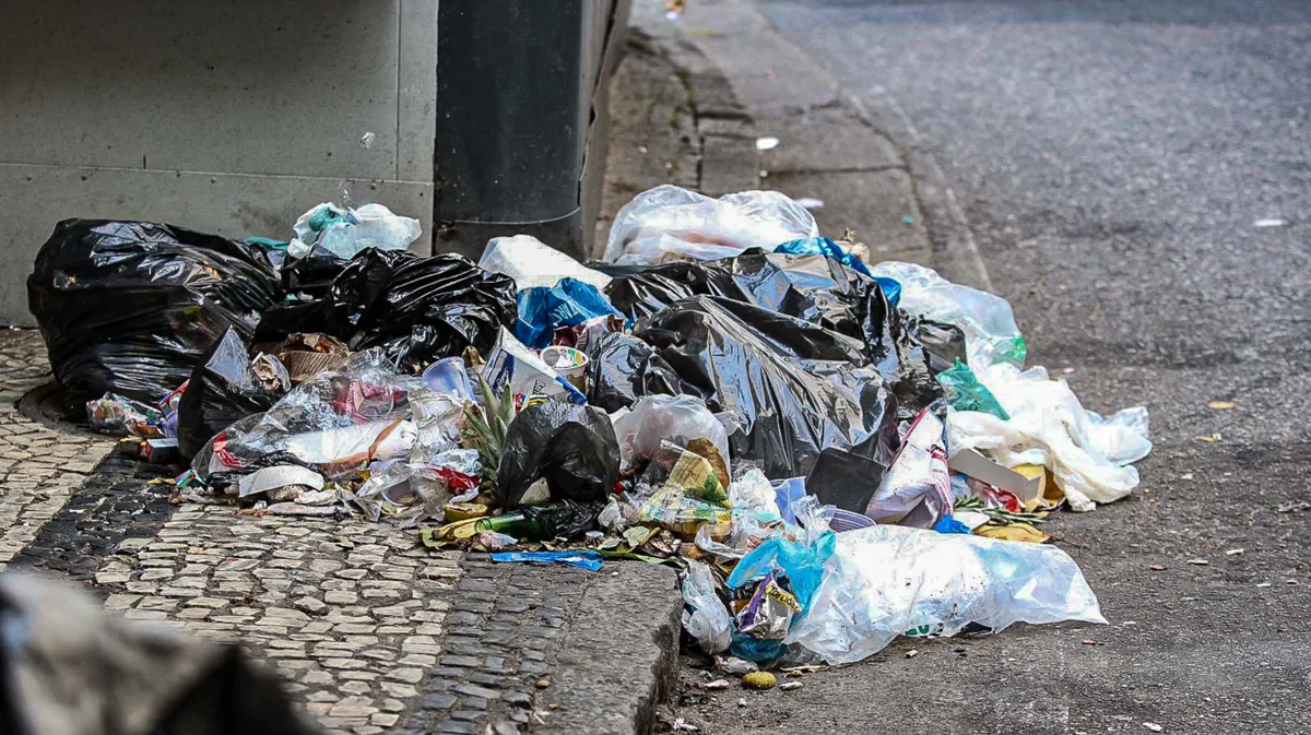 Rio tem acúmulo de lixo no segundo dia de paralisação dos garis