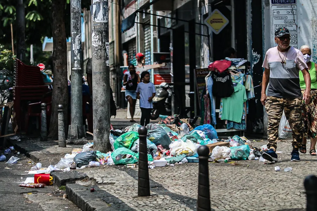 Cariocas tiveram que lidar com acúmulos de lixo que ocasionaram mau cheiro e até mesmo a presença de roedores e baratas.