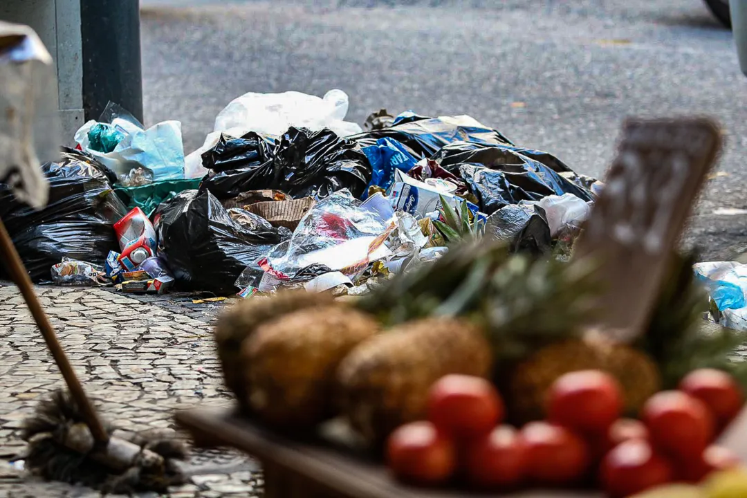 Rio tem acúmulo de lixo no segundo dia de paralisação dos garis