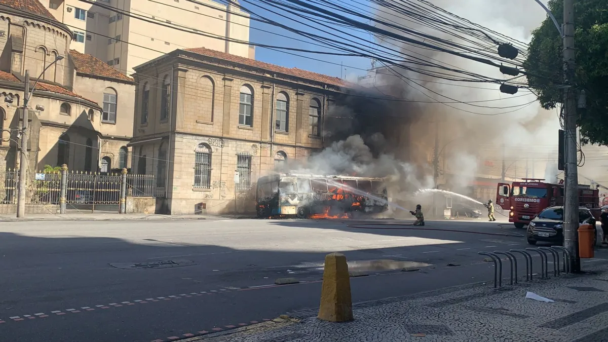 Ônibus em chamas assusta motoristas e pedestres no Rio; veja o vídeo