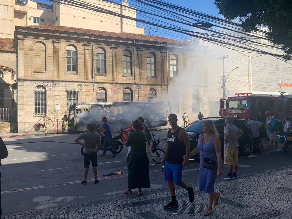 Ônibus em chamas assusta motoristas e pedestres no Rio; veja o vídeo