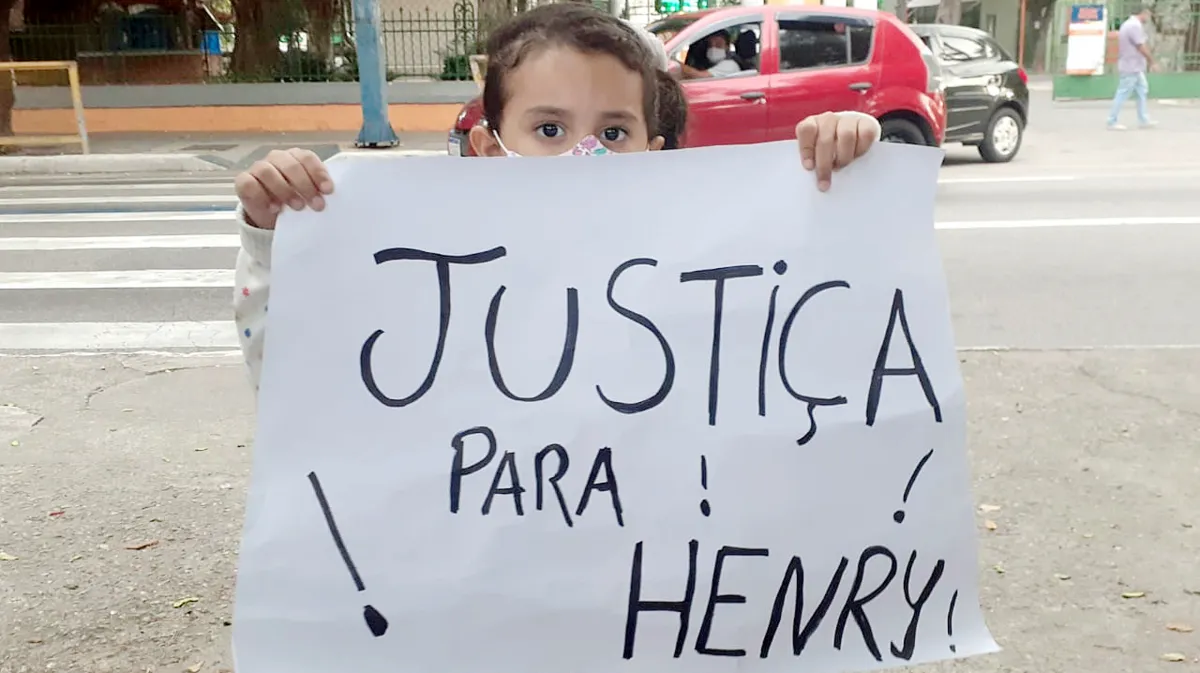 Mãe do pequeno Henry é solta pela Justiça; Jairinho continua preso