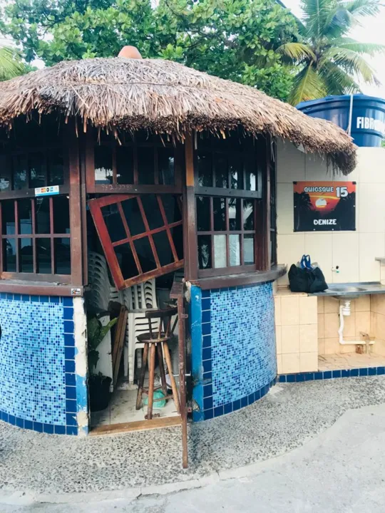 Quiosque teve a janela e porta arrombadas para saída dos criminosos.