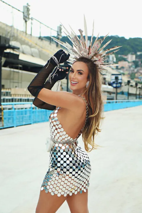 Nicole Bahls ama o carnaval e aproveitou um pouco da Passarela do Samba, já que não vai desfilar esse ano.