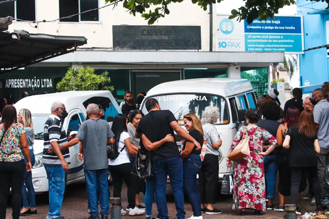 'Cheio de sonhos', dizem familiares de rapaz assassinado no Rio