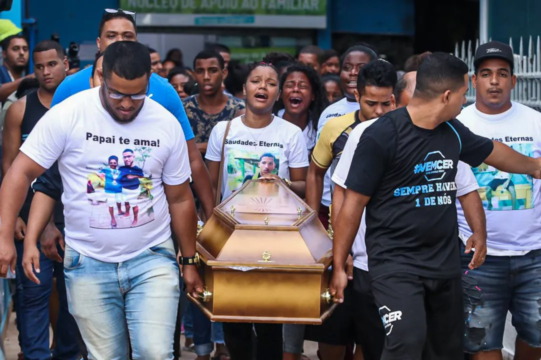 'Cheio de sonhos', dizem familiares de rapaz assassinado no Rio