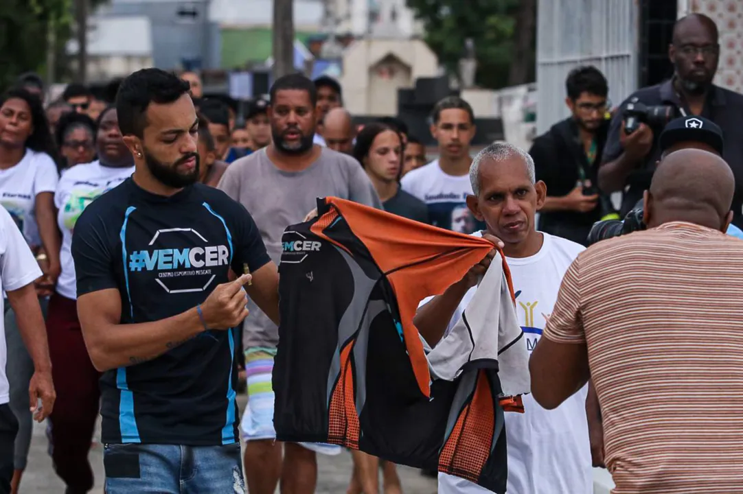 'Cheio de sonhos', dizem familiares de rapaz assassinado no Rio