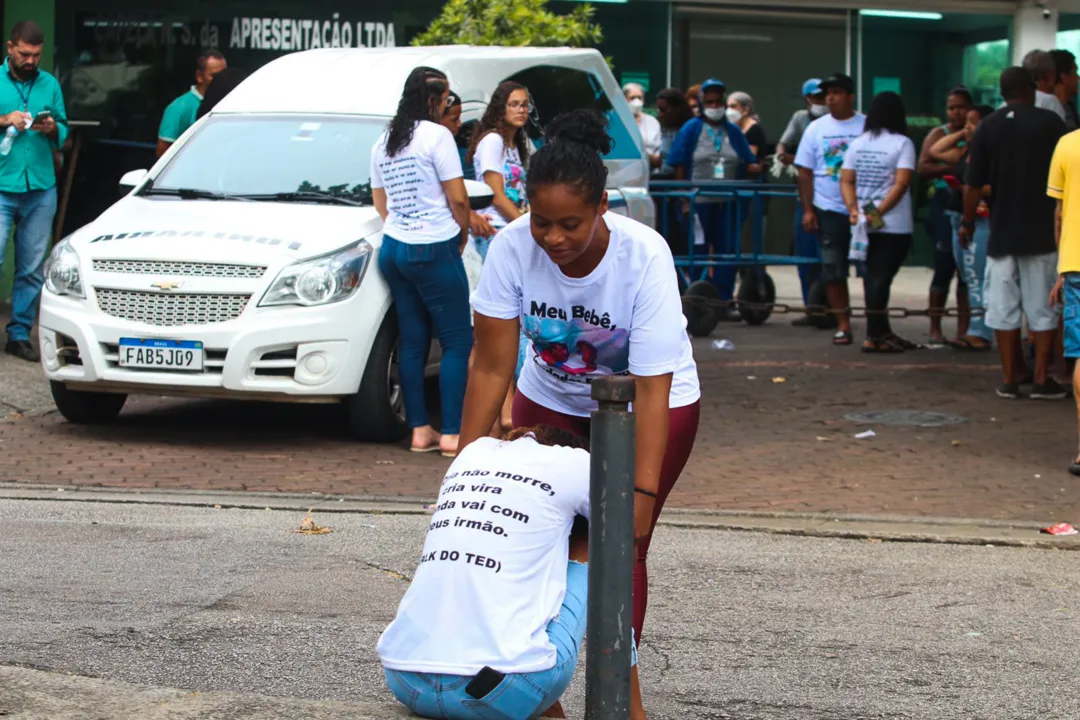 'Cheio de sonhos', dizem familiares de rapaz assassinado no Rio