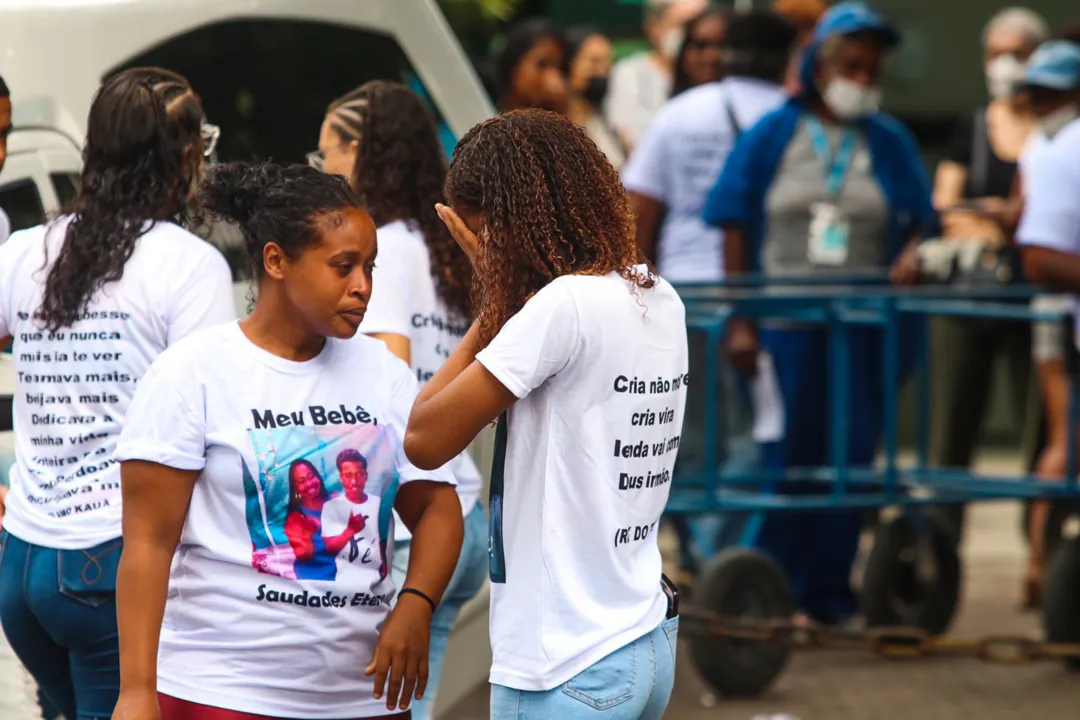 'Cheio de sonhos', dizem familiares de rapaz assassinado no Rio