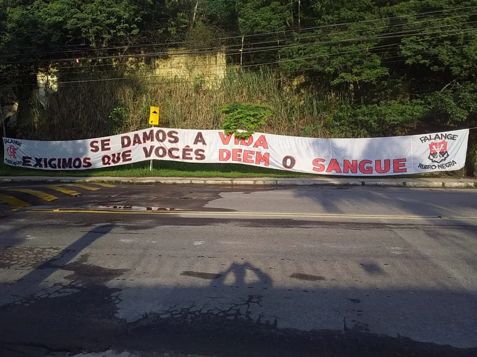 Uma das faixas estendidas durante o protesto