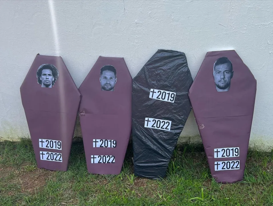 Placas em forma de caixão foram exibidos pelas organizadas