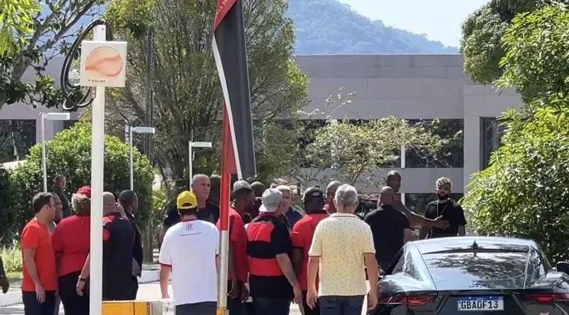 Gabigol voltou para atender os protestantes acompanhado de seguranças