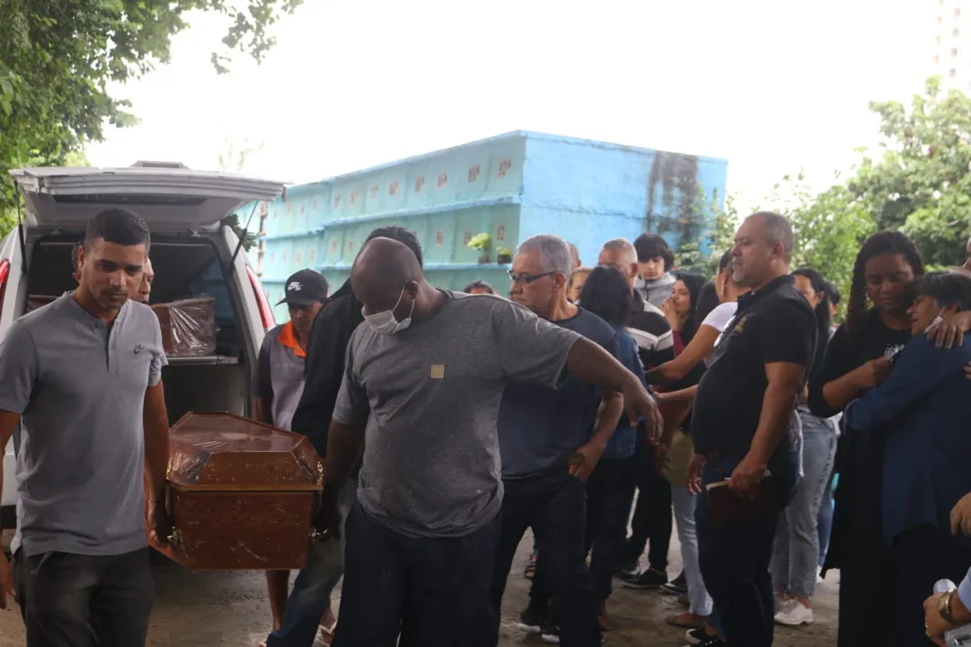 Amigos e outros familiares estiveram presentes, eles ainda buscam entender como isso pode ter acontecido