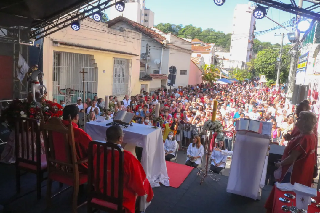 Durante a celebração, diversos devotos levaram objetos para serem abençoados.