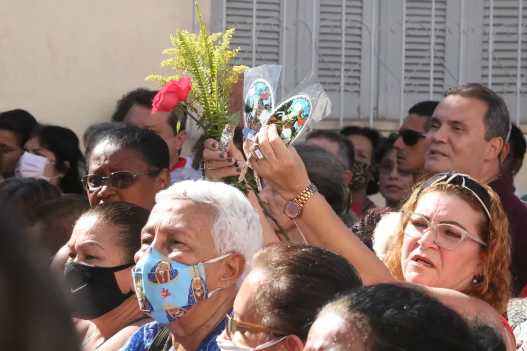 Durante a celebração, diversos devotos levaram objetos para serem abençoados.