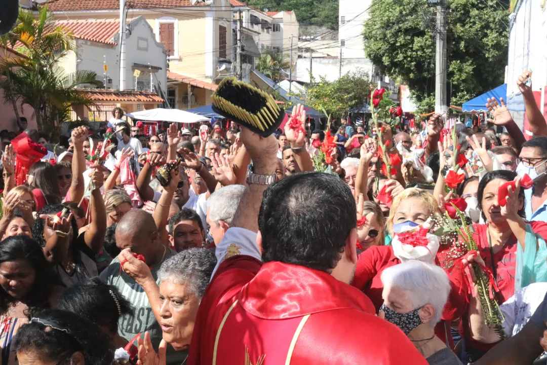 O Padre, ao finalizar a oração, passou pela população jogando água benta. 