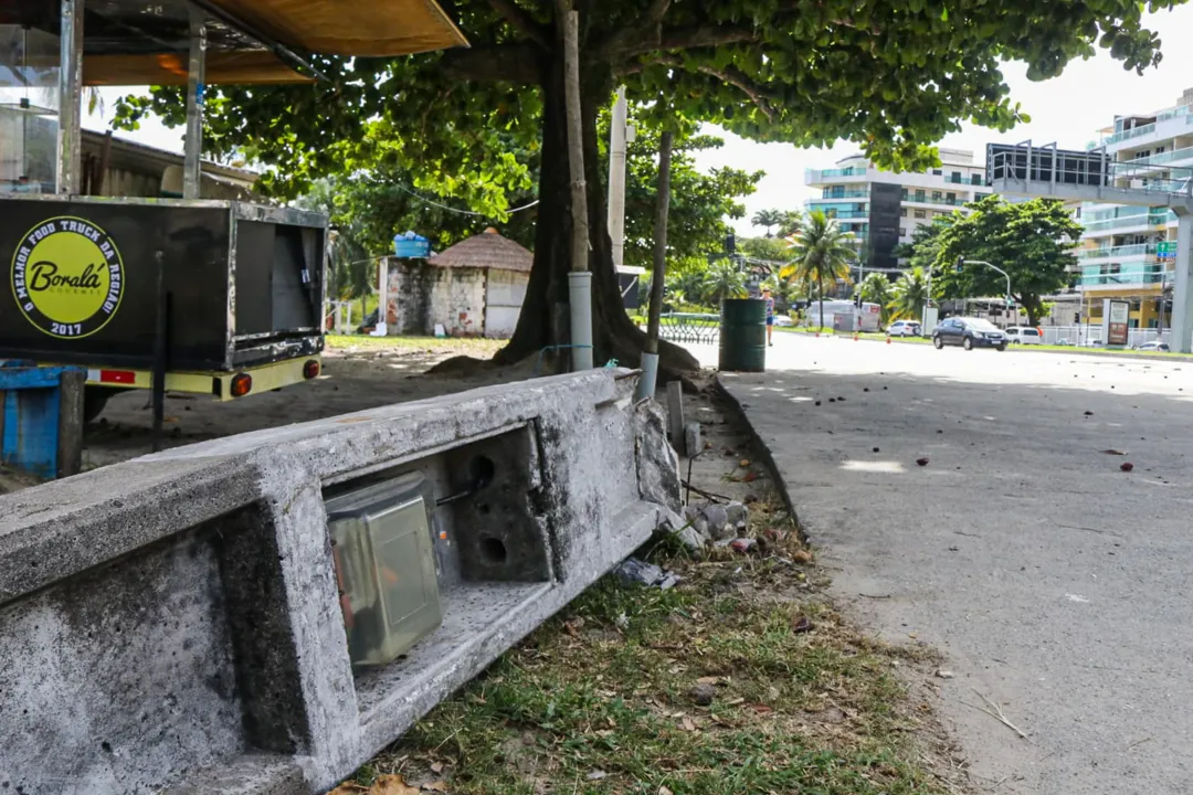 'É um perigo' diz moradora sobre fiação exposta após queda de poste em Niterói