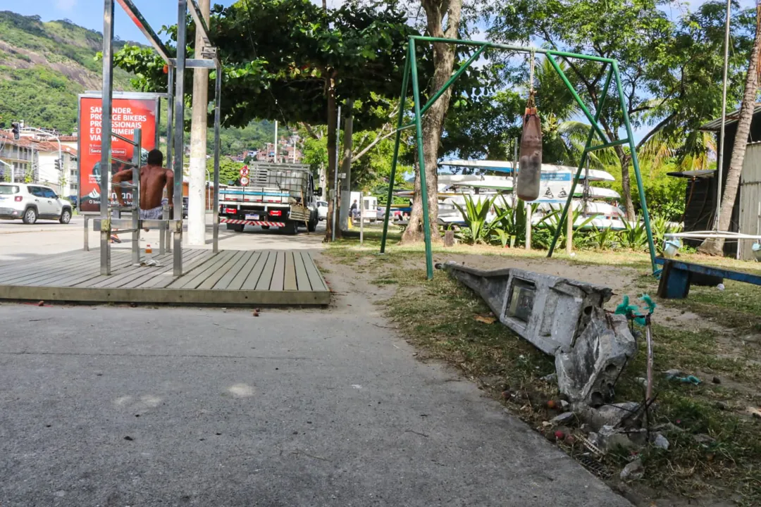 'É um perigo' diz moradora sobre fiação exposta após queda de poste em Niterói