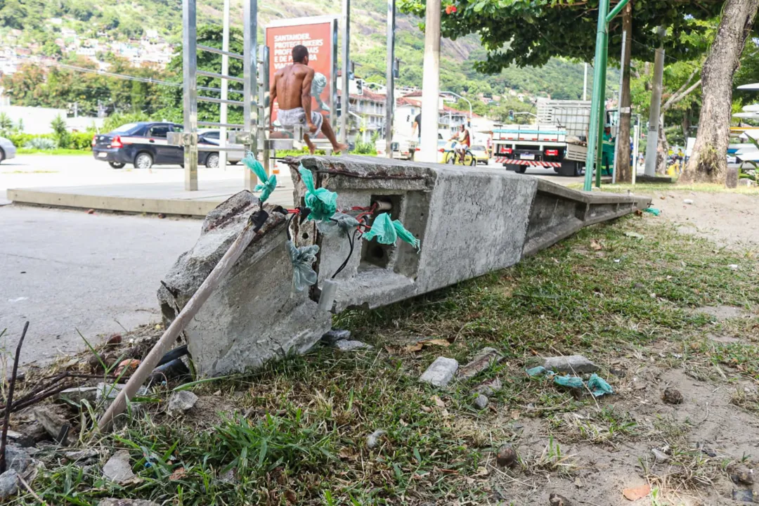 'É um perigo' diz moradora sobre fiação exposta após queda de poste em Niterói