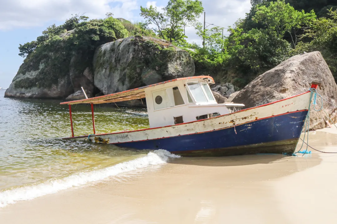 Embarcação encalhada na Praia de Adão e Eva