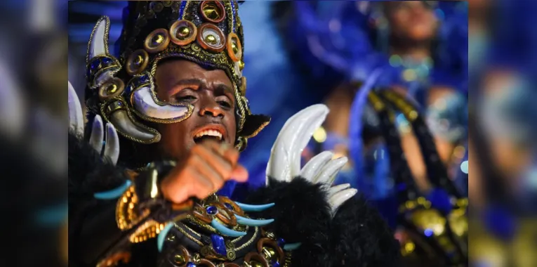 "Empretecer o Pensamento é Ouvir a Voz da Beija-Flor", foi o enredo da escola