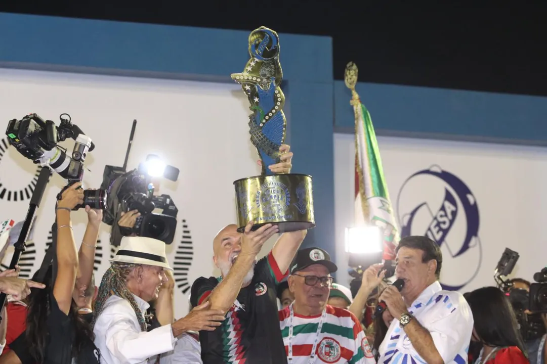 Integrantes da escola de samba levantam troféu da vitória após o resultado