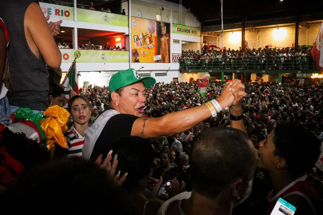 Comemoração levou multidão à quadra da escola, no Centro de Duque de Caxias