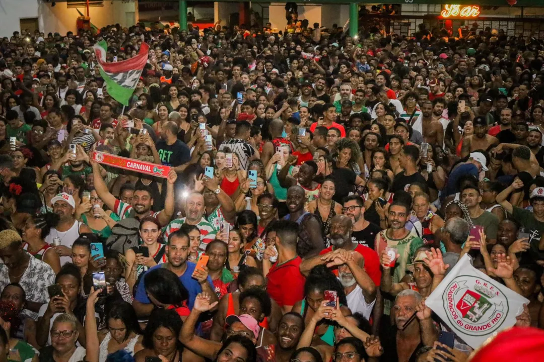 Comemoração levou multidão à quadra da escola, no Centro de Duque de Caxias