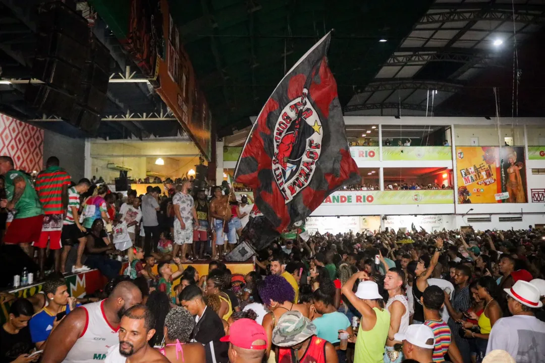 Comemoração levou multidão à quadra da escola, no Centro de Duque de Caxias