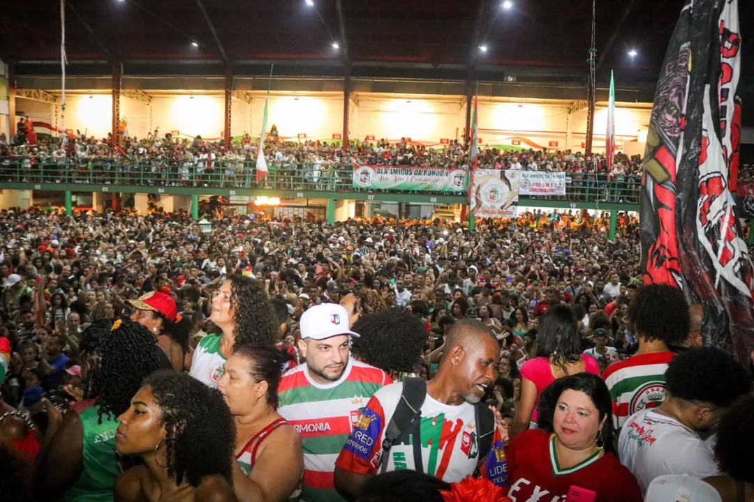 Comemoração levou multidão à quadra da escola, no Centro de Duque de Caxias