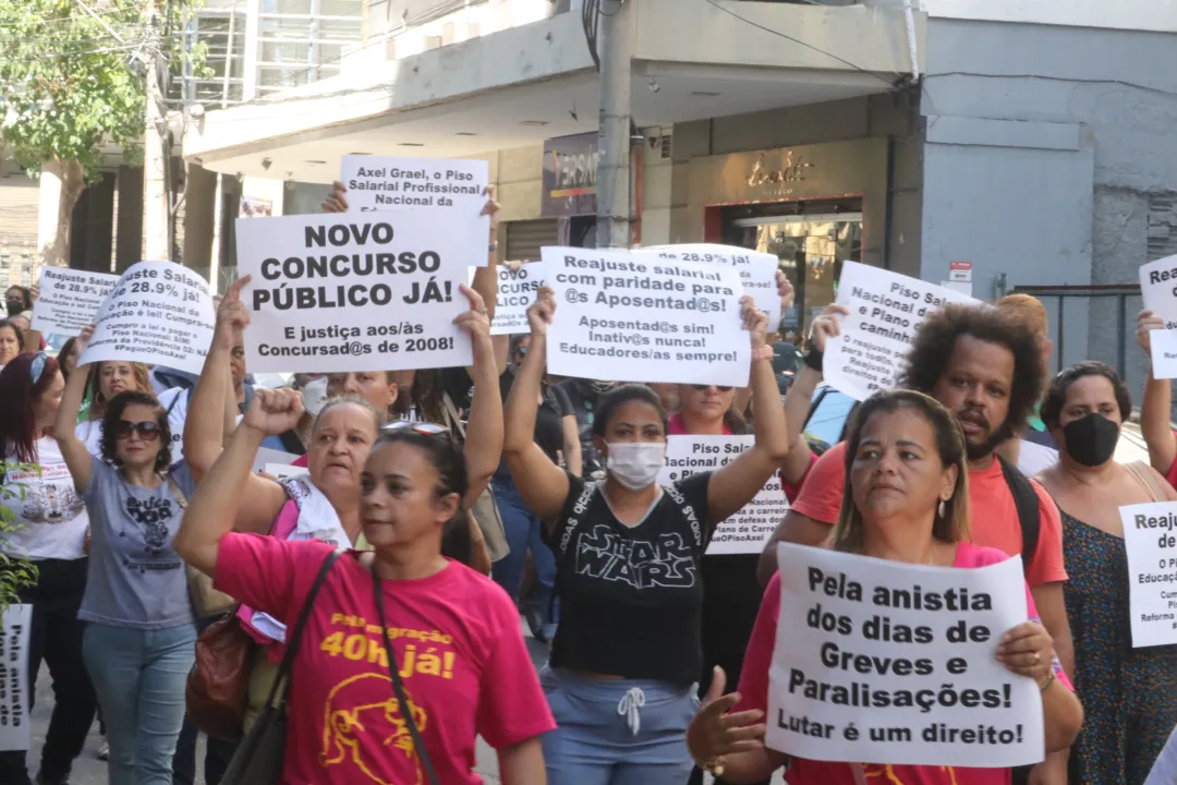 Ato ocorreu em frente a prefeitura de Niterói