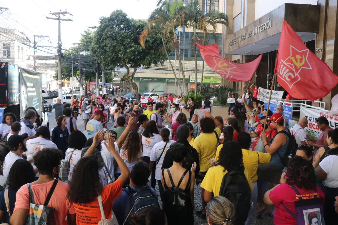 Ato ocorreu em frente a prefeitura de Niterói