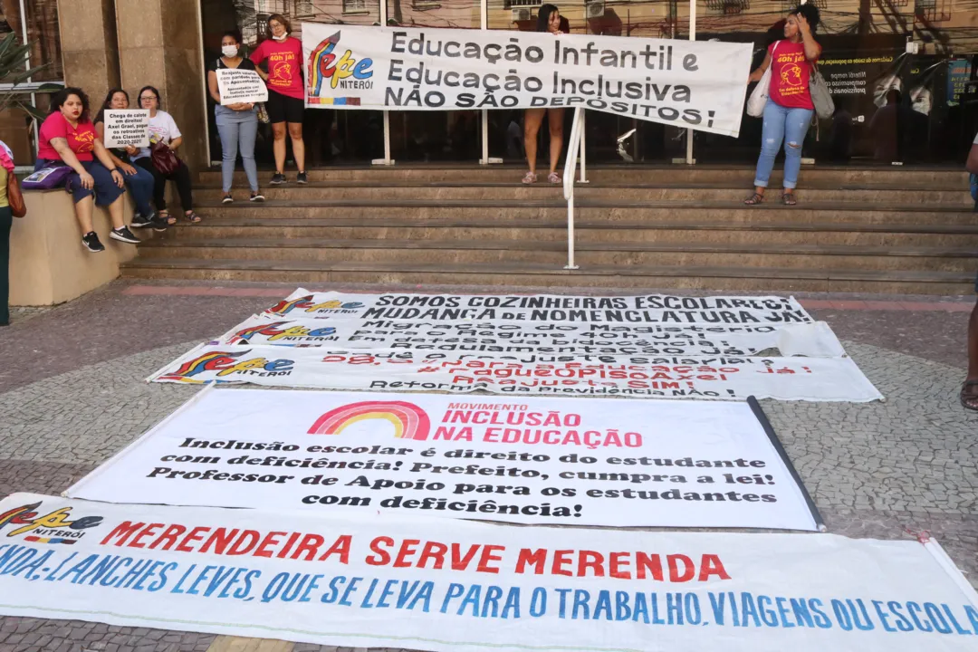 Ato ocorreu em frente a prefeitura de Niterói